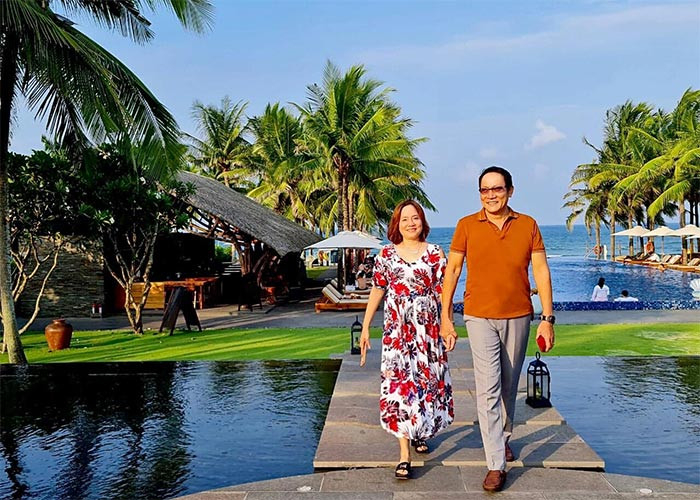 NSƯT Hoàng Hải sinh năm 1968, từng theo học trường Sân khấu Điện ảnh. Sau khi tốt nghiệp, anh đầu quân vào Nhà hát Kịch Hà Nội và làm kép phụ cho NSND Hoàng Dũng. Mỗi khi thầy Hoàng Dũng vắng mặt, anh thường được lên diễn thay. (Ảnh: FB Hoàng Hải)