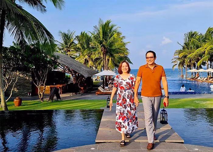 NSƯT Hoàng Hải sinh năm 1968, từng theo học trường Sân khấu Điện ảnh. Sau khi tốt nghiệp, anh đầu quân vào Nhà hát Kịch Hà Nội và làm kép phụ cho NSND Hoàng Dũng. Mỗi khi thầy Hoàng Dũng vắng mặt, anh thường được lên diễn thay. (Ảnh: FB Hoàng Hải)