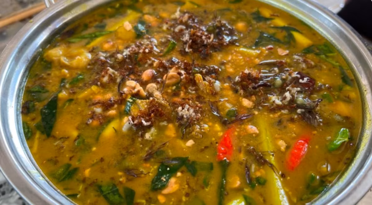 Ngoài bò nướng kiến vàng thì lẩu kiến vàng cũng là món đặc sản độc nhất vô nhị ở vùng Bảy Núi - An Giang. Nguyên liệu để chế biến món ăn này khá dân dã, gồm có kiến vàng, thịt gà hoặc thịt bò, thịt vịt, mắm bồ hóc, lá mắc mật, lá giang…Ảnh: Bách hoá xanh