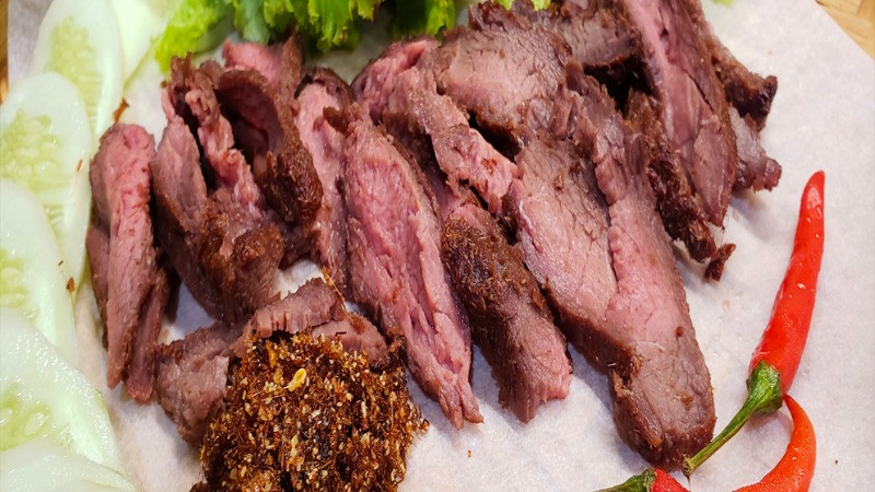 Bò một nắng muối kiến vàng có lẽ là món ăn nổi tiếng nhất khi nhắc đến kiến vàng. Để làm nên món ăn đặc trưng này, người ta sẽ chọn phần thịt ngon nhất là đùi và bắp của những con bò tơ. Sau đó, đem đi ướp cùng những gia vị đặc biệt như ớt, sả,... và phơi thịt bò dưới nắng to trong 1 ngày. Lúc này, thịt sẽ se lại và tạo thành một màu nâu đỏ rất đẹp mắt. Ảnh: Bách hoá xanh