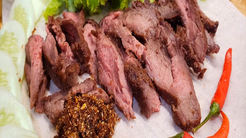 Bò một nắng muối kiến vàng có lẽ là món ăn nổi tiếng nhất khi nhắc đến kiến vàng. Để làm nên món ăn đặc trưng này, người ta sẽ chọn phần thịt ngon nhất là đùi và bắp của những con bò tơ. Sau đó, đem đi ướp cùng những gia vị đặc biệt như ớt, sả,... và phơi thịt bò dưới nắng to trong 1 ngày. Lúc này, thịt sẽ se lại và tạo thành một màu nâu đỏ rất đẹp mắt. Ảnh: Bách hoá xanh