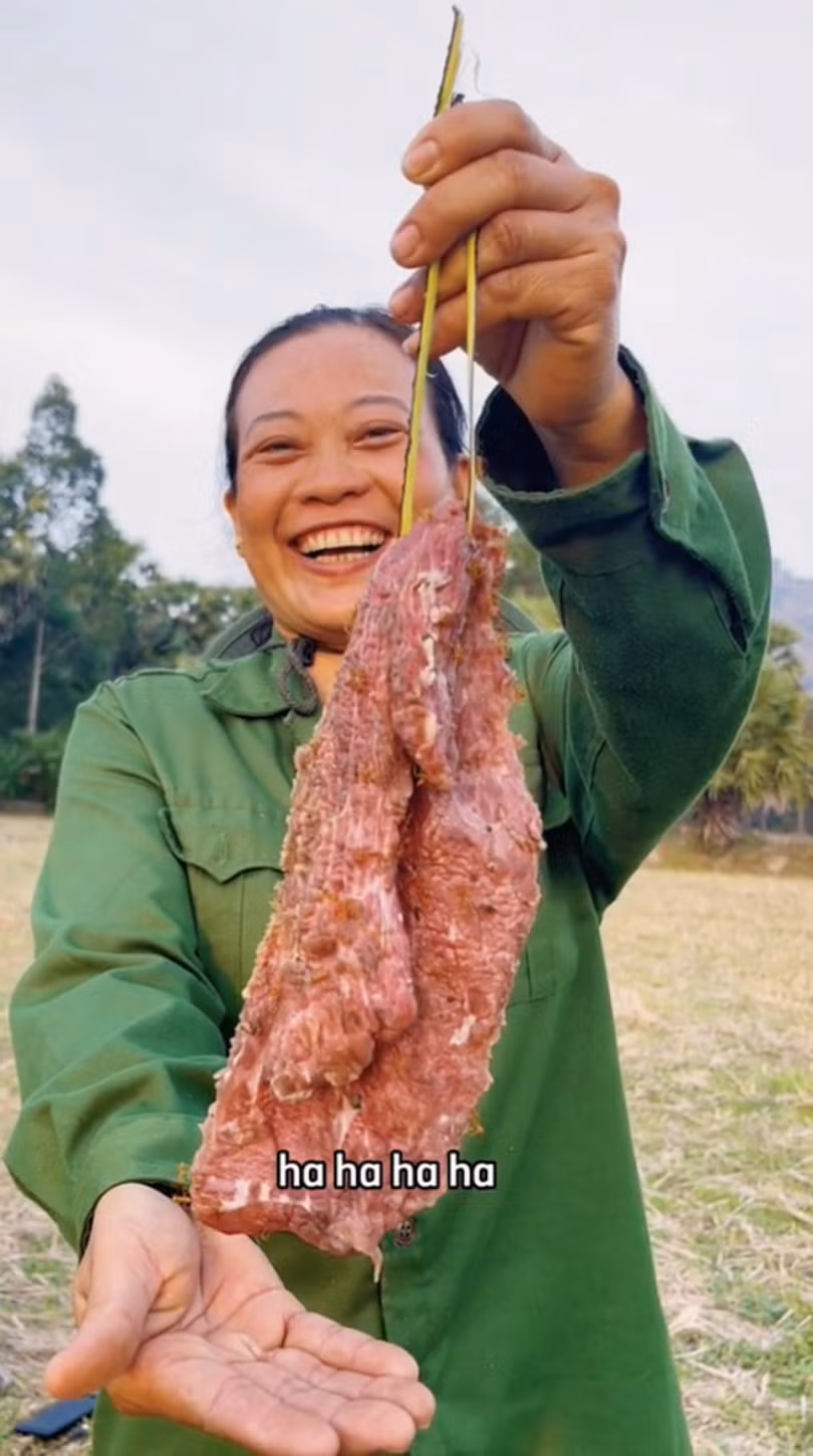 Đặc sản từ kiến vàng phải kể đến món Bò Bảy Núi nướng kiến vàng có nguồn gốc từ lâu tại Bảy Núi khi ở đây còn hoang sơ. Ảnh: @chillangiang.nongsan