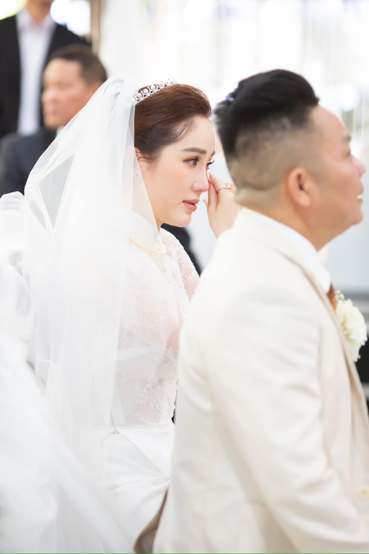 Ca sĩ Bảo Thy đăng lại khoảnh khắc cô xúc động trong hôn lễ để kỷ niệm 5 năm ngày cưới. Ảnh: FB Bảo Thy