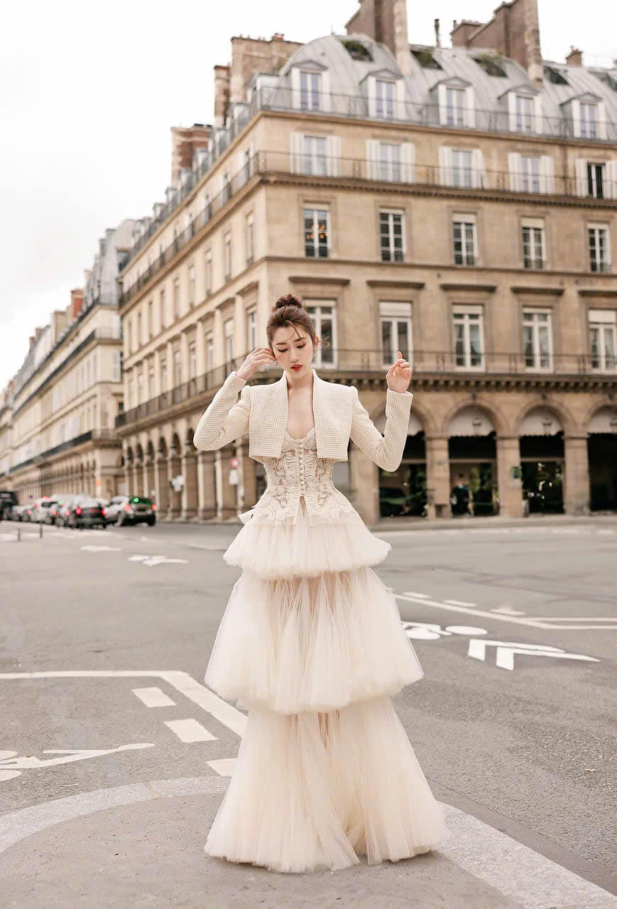 Diễn viên Thuý Ngân diện trang phục màu trắng xoè bồng bềnh, tạo dáng xinh đẹp trên đường phố Paris. Ảnh: FB Lê Huỳnh Thuý Ngân