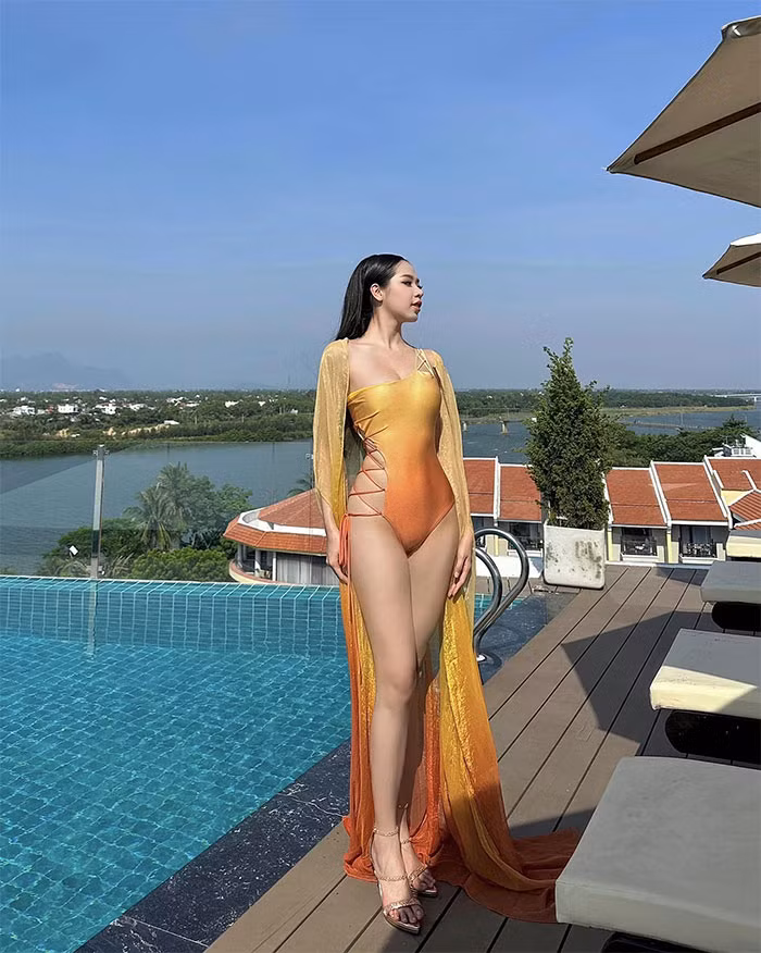 Trước đó, sau khi đăng quang Hoa hậu Việt Nam 2022, Thanh Thủy đã phẫu thuật thẩm mỹ nâng ngực, sửa mũi để vẻ đẹp của mình hoàn thiện hơn. (Ảnh: FB Huỳnh Thị Thanh Thủy)