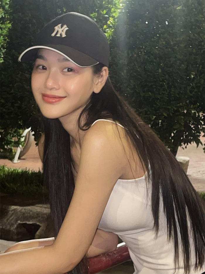 Trên phim thường được giao những vai trơ trẽn, đáng ghét, nhưng ngoài đời, người đẹp 25 tuổi lại được mọi người nhận xét là hiền lành, hài hước.