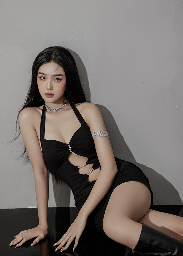 Nữ diễn viên 25 tuổi sở hữu số đo lý tưởng, chiều cao 1m66, nặng 47 kg. Tự tin với body chuẩn nên Cù Thị Trà luôn diện trang phục rất gợi cảm.