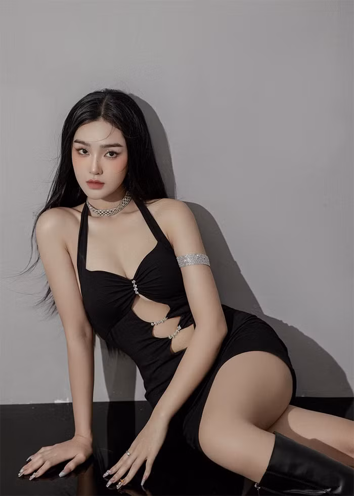 Nữ diễn viên 25 tuổi sở hữu số đo lý tưởng, chiều cao 1m66, nặng 47 kg. Tự tin với body chuẩn nên Cù Thị Trà luôn diện trang phục rất gợi cảm.