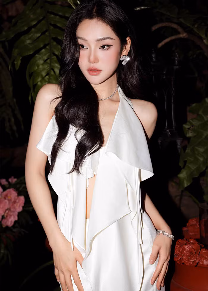 Cù Thị Trà là gương mặt diễn viên trẻ của VTV. Cô sinh năm 1999 từng theo học ngành Kế toán tại Đại học Kinh tế Quốc dân.