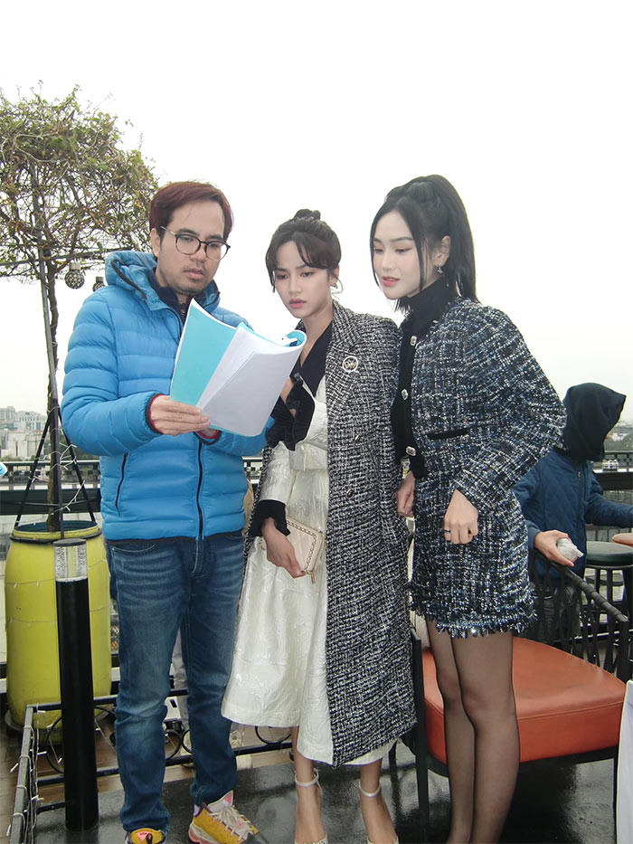 Cù Thị Trà và Anh Đào (vai Phương) đang làm việc với đạo diễn trên phim trường "Gặp em ngày nắng".