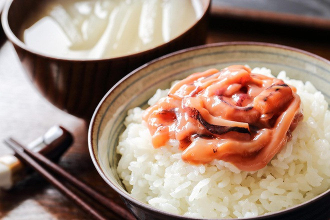 Shiokara cũng có thể được sử dụng như nguyên liệu để chế biến các món ăn khác như súp, mì xào hoặc nước chấm.