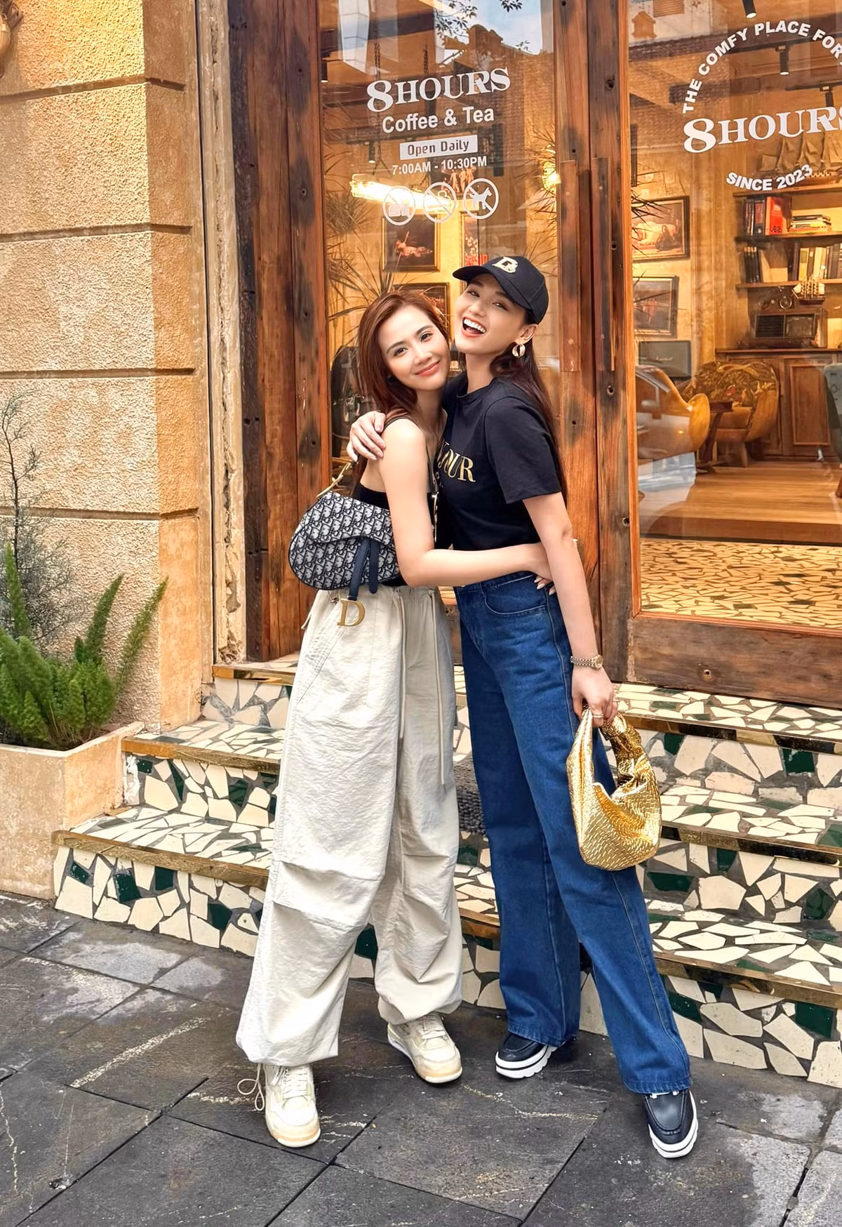 Cap chi em dien vien ten Huyen khoe nhan sac “mot chin mot muoi“