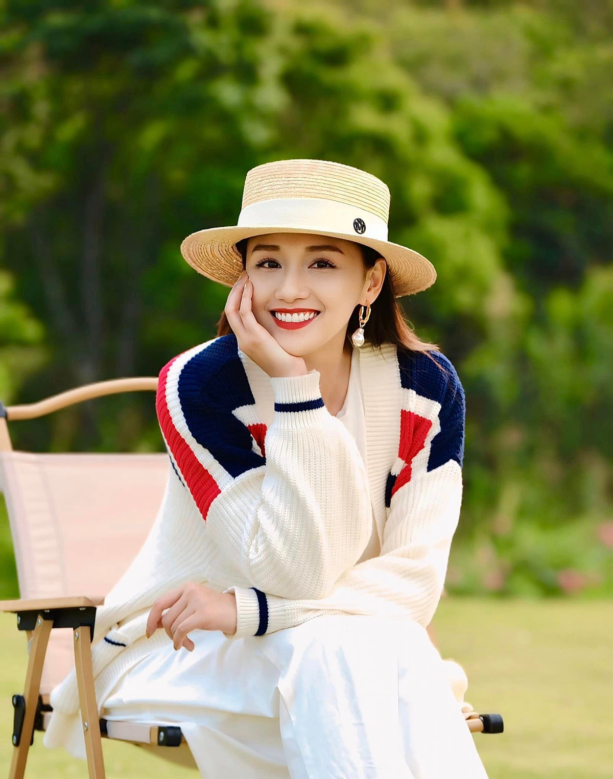 Lã Thanh Huyền mang vẻ đẹp thanh thoát, dịu dàng với khuôn mặt trái xoan và đôi mắt to tròn. Ảnh: FBNV