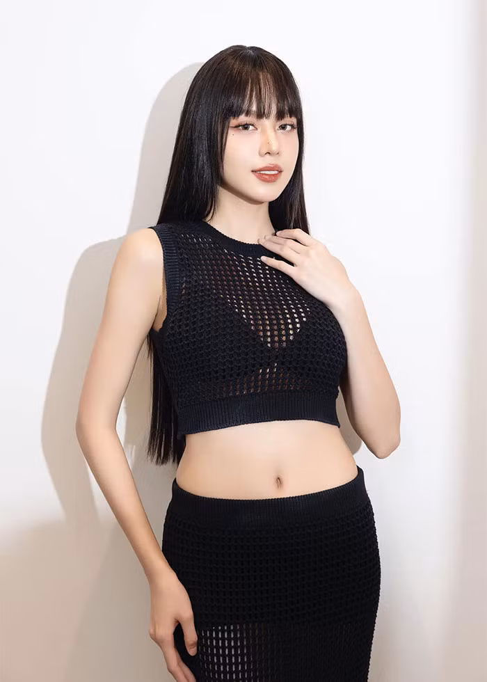 Huỳnh Thị Thanh Thủy nửa kín nửa hở khoe vòng 1 với chiếc váy lưới đen, (Ảnh: FB Huỳnh Thị Thanh Thủy)