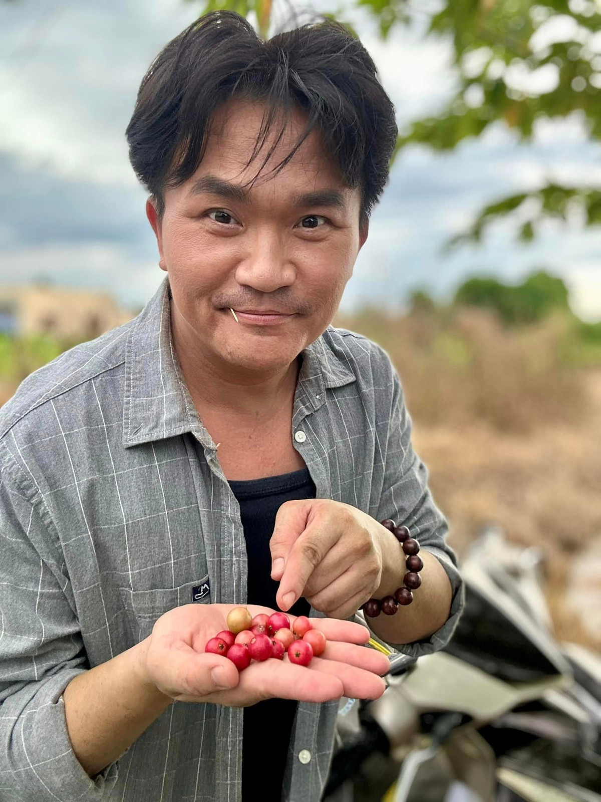 Khi đi quay phim, diễn viên Đại Nghĩa "tìm thấy tuổi thơ" với quả trứng cá. Ảnh: FB Bùi Đại Nghĩa