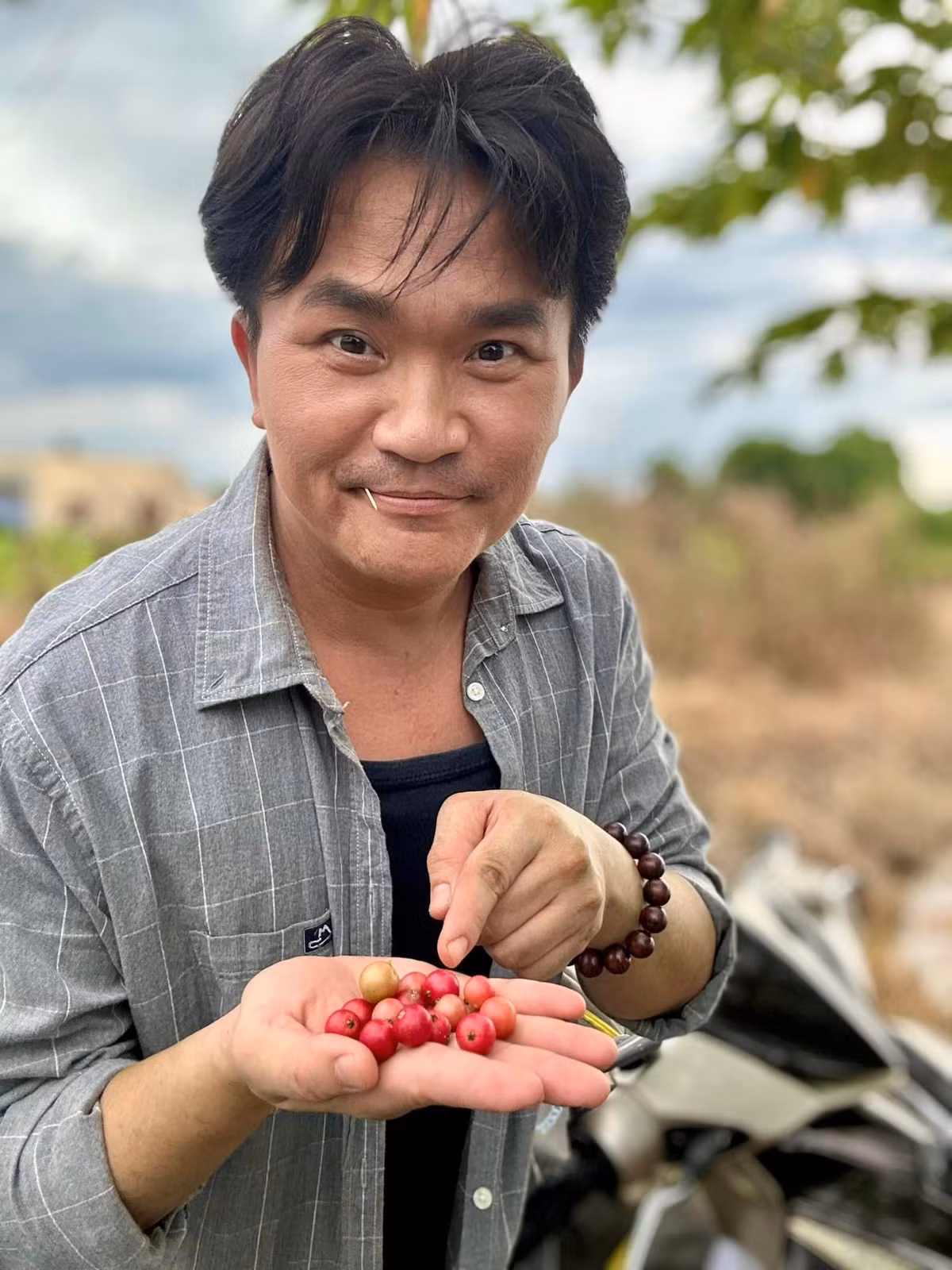 Khi đi quay phim, diễn viên Đại Nghĩa "tìm thấy tuổi thơ" với quả trứng cá. Ảnh: FB Bùi Đại Nghĩa