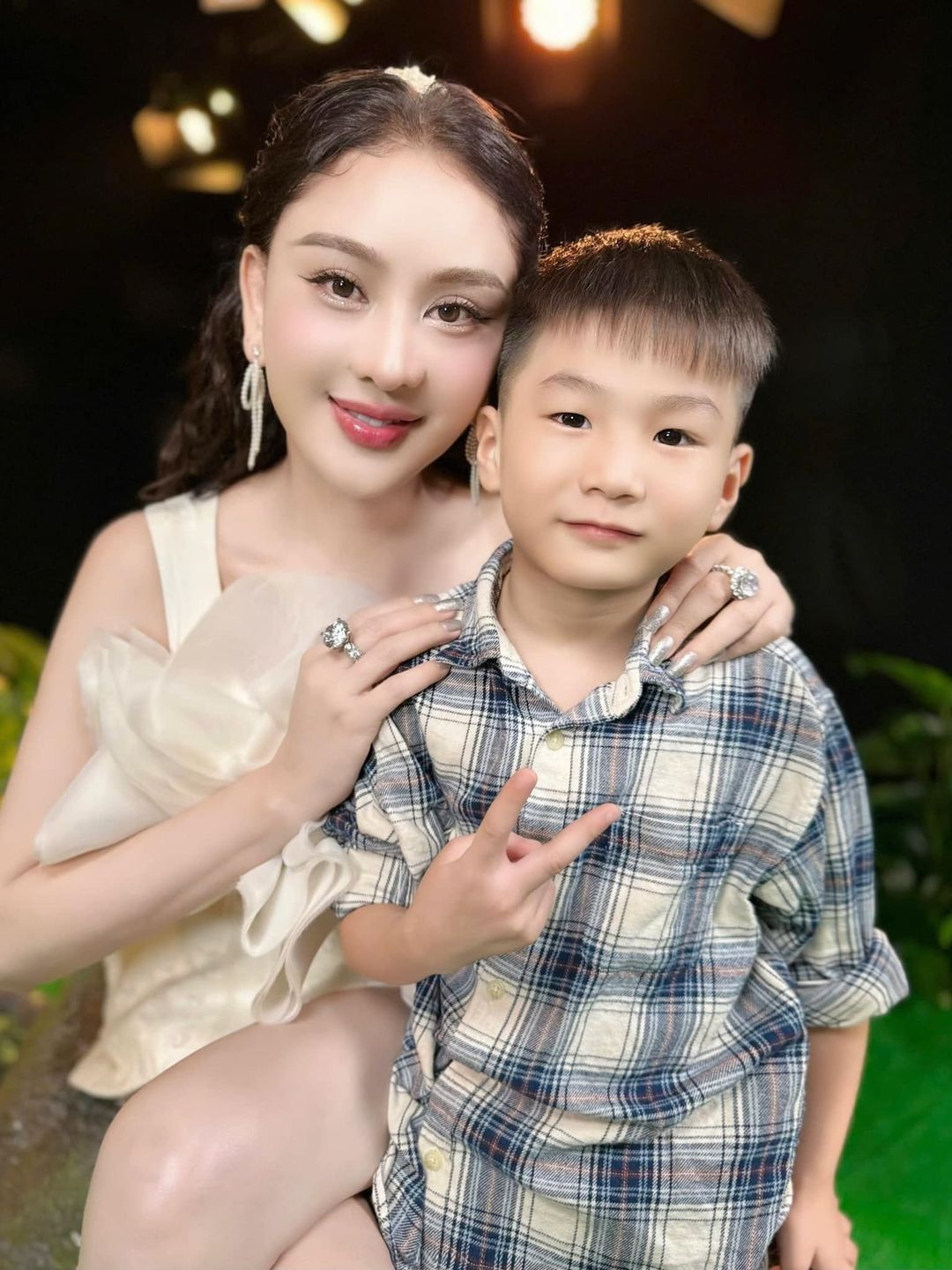 Lâm Khánh Chi bình yên bên con trai đáng yêu. Ảnh: FB Lâm Khánh Chi