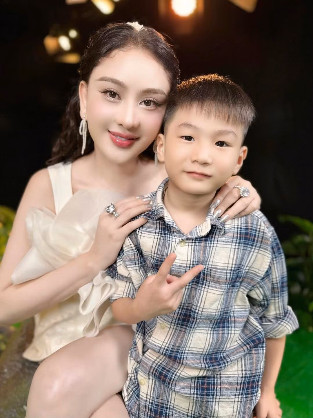 Lâm Khánh Chi bình yên bên con trai đáng yêu. Ảnh: FB Lâm Khánh Chi