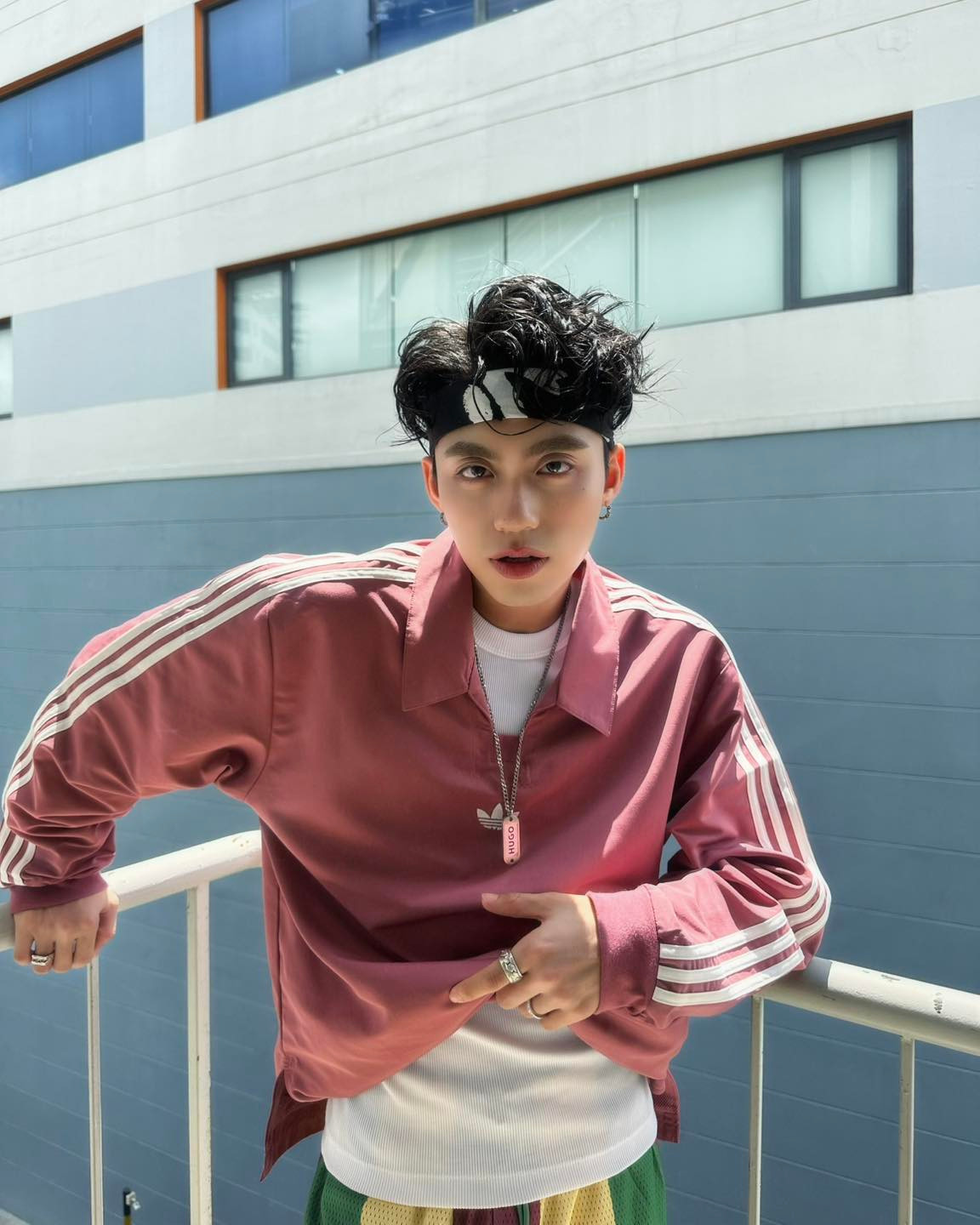 Ca sĩ Mono "thả thính" fan: "Em nào đáng yêu, đáng yêu thì ra ban công gặp anh có tí việc cần nói nhé, anh chờ". Ảnh: FB Mono