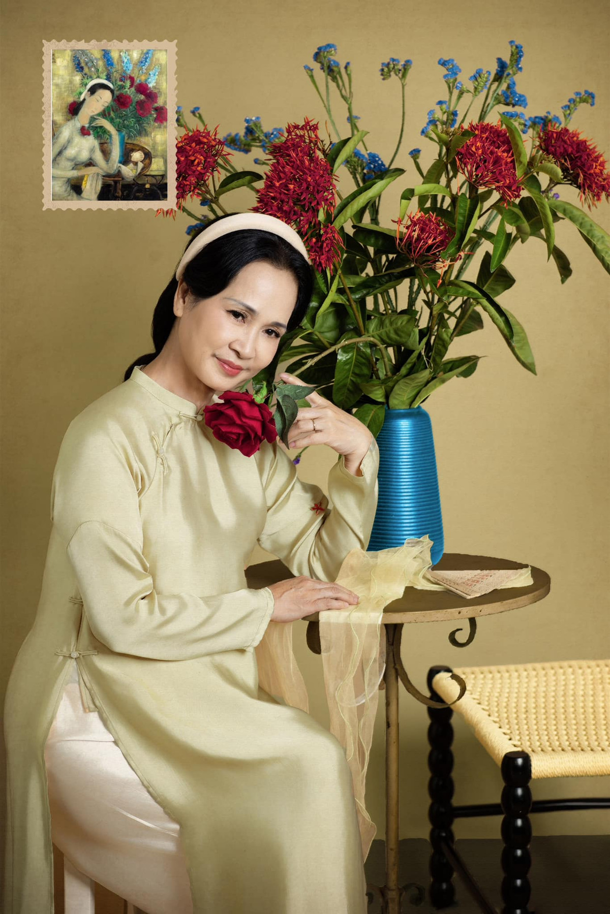 NSND Lan Hương chụp ảnh hoài niệm. Ảnh: FB Lan Hương Bông