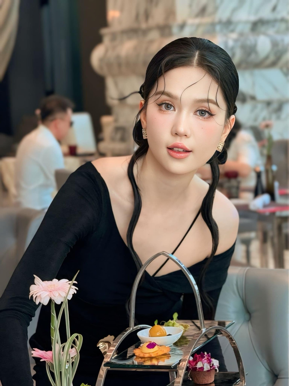 Cô không còn tham gia các buổi chụp hình quá gợi cảm mà thay vào đó, chọn những bộ ảnh nhẹ nhàng, thanh lịch hơn. Điều này cho thấy một Ngọc Trinh trưởng thành và chín chắn hơn. Ảnh: FB Trần Thị Ngọc Trinh