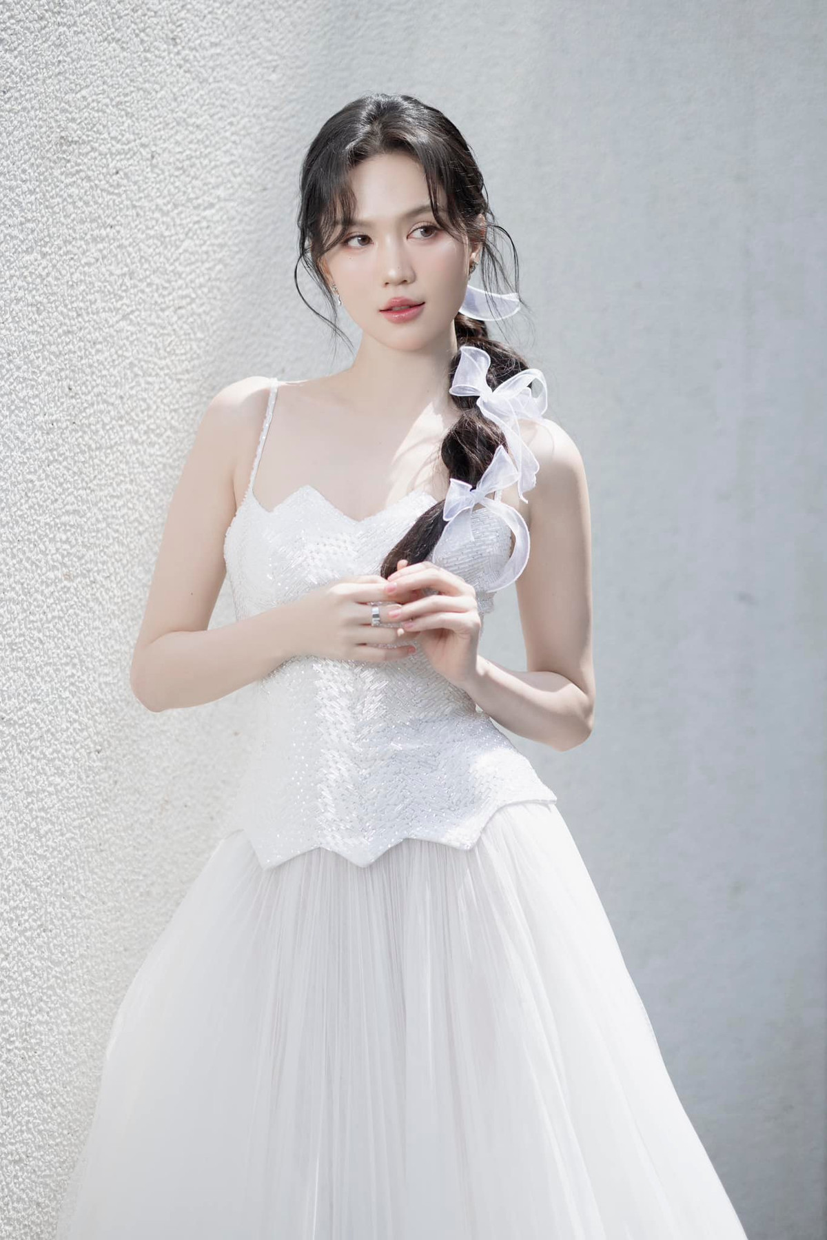 Dù trang phục "kín cổng cao tường" nhưng "nữ hoàng nội y" Ngọc Trinh vẫn khéo khoe được đường nét cơ thể quyến rũ, đặc biệt là vòng eo thon thả, gần như không có mỡ thừa. Ảnh: FB Trần Thị Ngọc Trinh