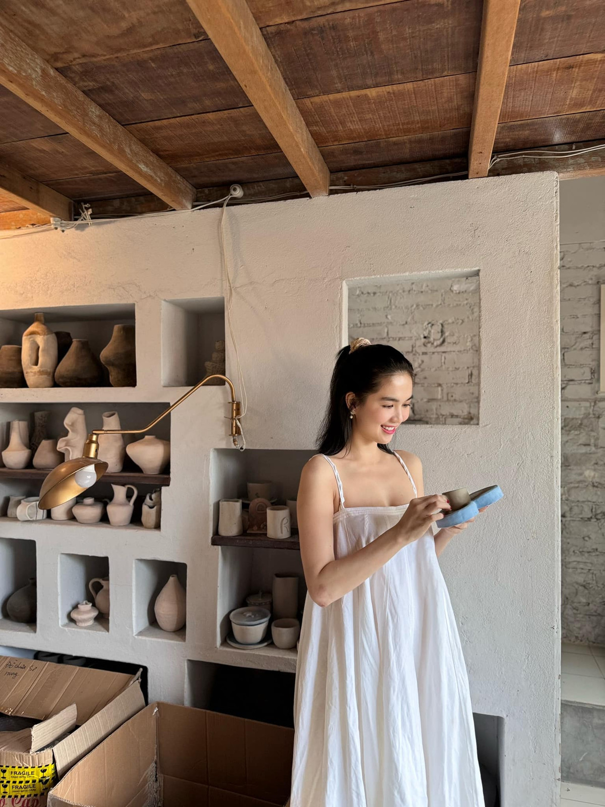 Sau hơn 3 tháng "vắng bóng" trên mạng xã hội, Ngọc Trinh dần trở lại với công việc mẫu ảnh. Song song đó, cô cũng tích cực đi làm từ thiện. Ảnh: FB Trần Thị Ngọc Trinh