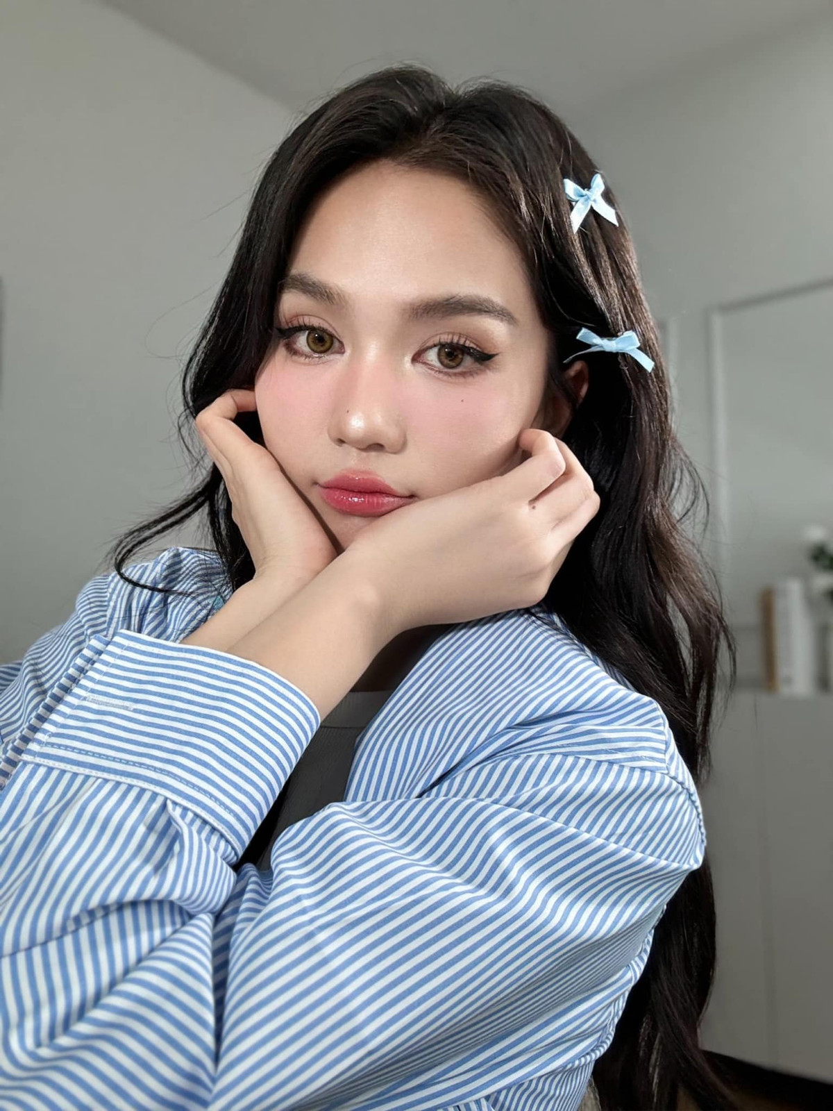 Một trong những thay đổi rõ rệt nhất ở Ngọc Trinh chính là phong cách sống. Cô không còn thường xuyên xuất hiện tại các sự kiện hay chia sẻ những hình ảnh khoe mẽ cuộc sống giàu sang trên mạng xã hội. Thay vào đó, Ngọc Trinh dành nhiều thời gian hơn cho gia đình, bạn bè và công việc. Ảnh: FB Trần Thị Ngọc Trinh