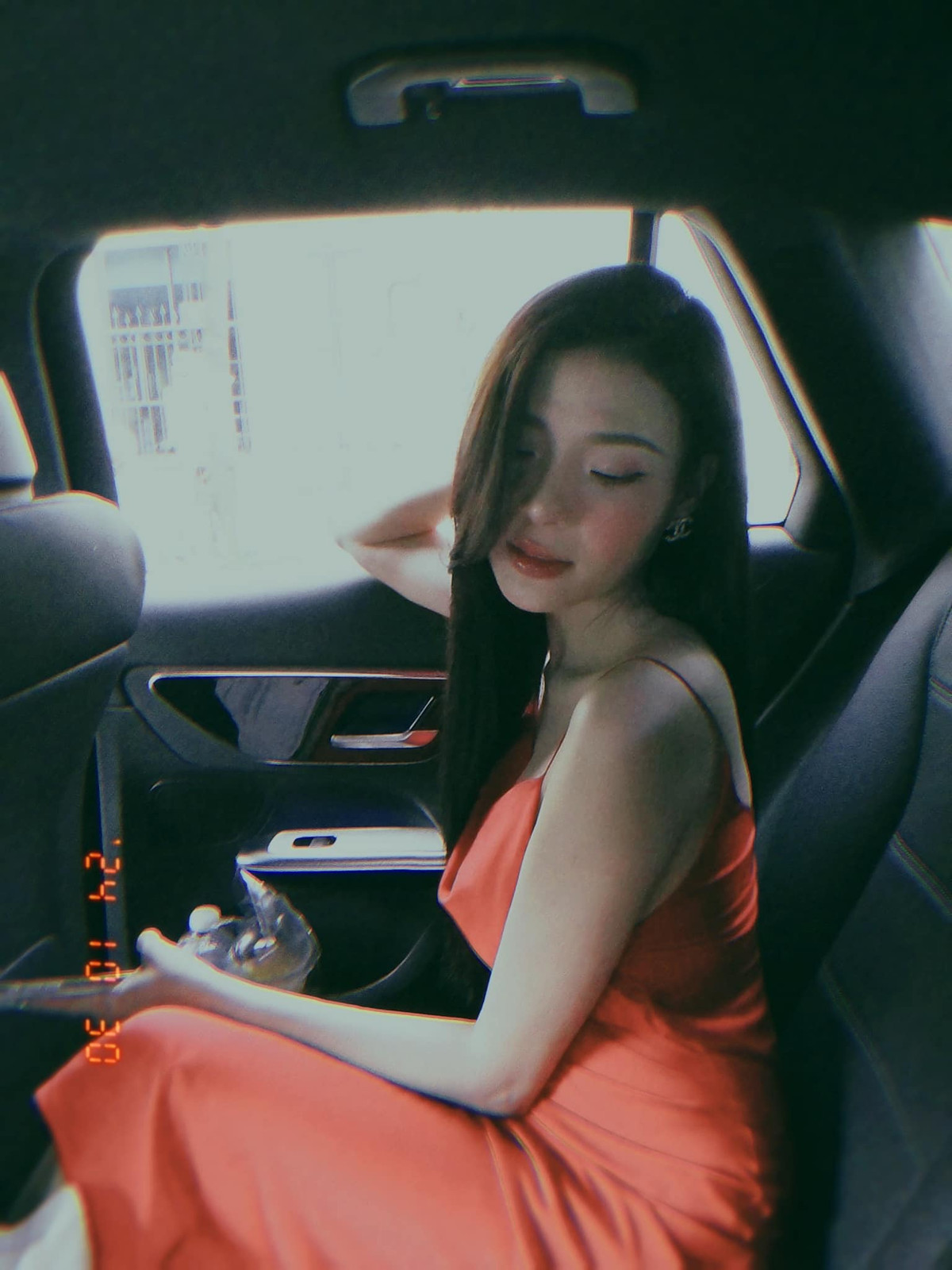 Diễn viên Thuý Diễm diện váy đỏ gợi cảm, tạo dáng cuốn hút trong xế hộp. Ảnh: FB Nguyễn Ngọc Thuý Diễm