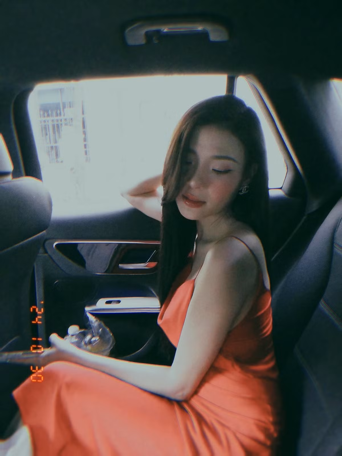 Diễn viên Thuý Diễm diện váy đỏ gợi cảm, tạo dáng cuốn hút trong xế hộp. Ảnh: FB Nguyễn Ngọc Thuý Diễm