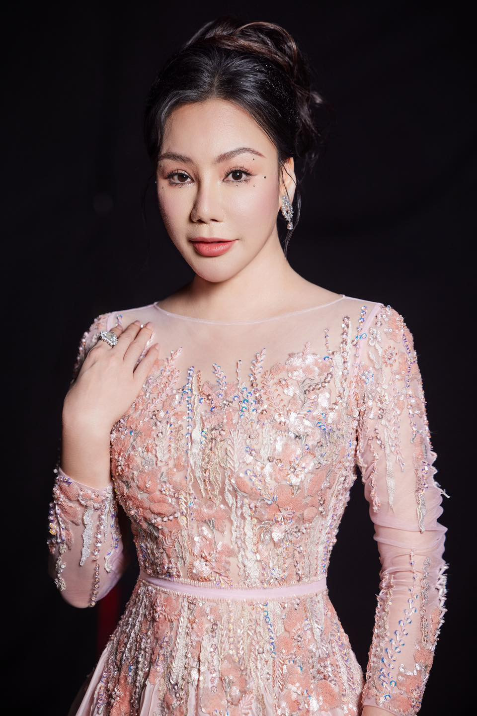 Ca sĩ Hồ Quỳnh Hương đẹp nền nã và quý phái. Ảnh: FB Hồ Quỳnh Hương