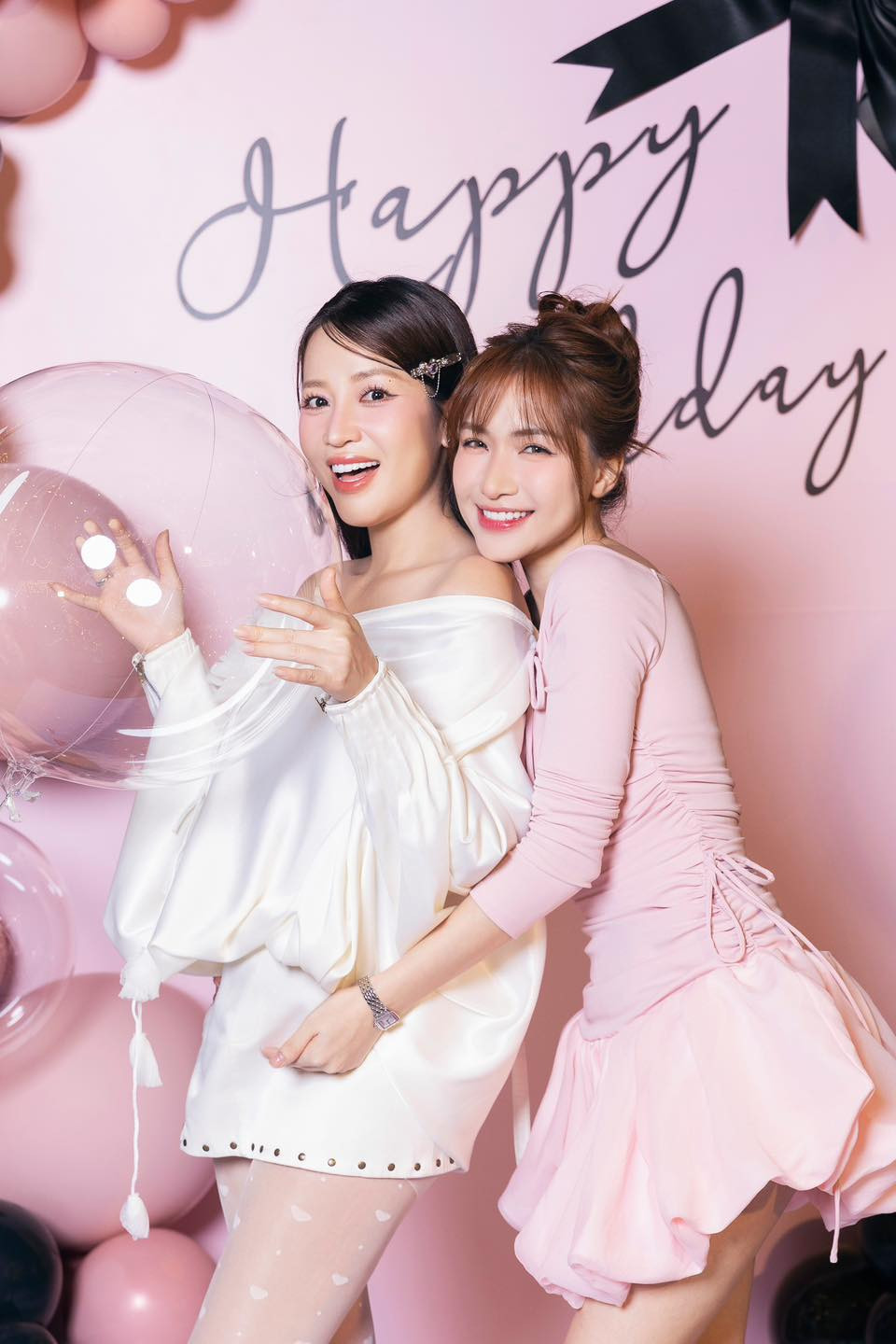 Ca sĩ Hoà Minzy đến chúc mừng sinh nhật Puka. Ảnh: FB Hòa Minzy