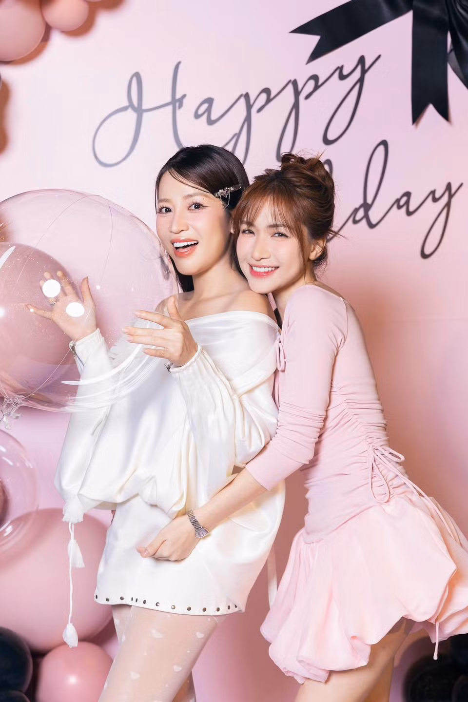 Ca sĩ Hoà Minzy đến chúc mừng sinh nhật Puka. Ảnh: FB Hòa Minzy