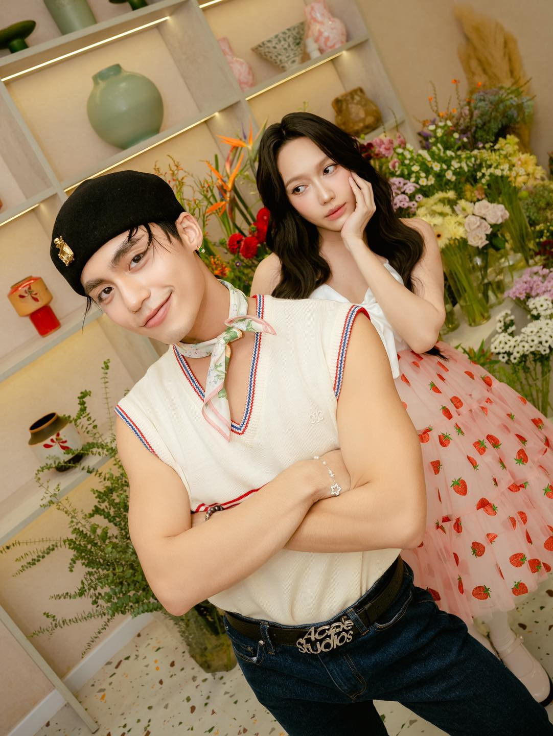 Ca sĩ Mono thân thiết đàn chị - diễn viên Diệu Nhi. Ảnh: FB Mono