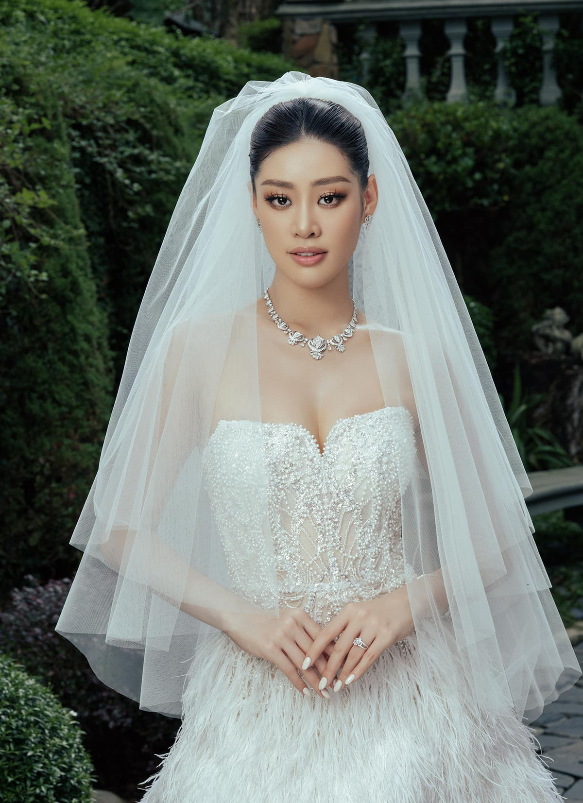 Hoa hậu Khánh Vân tung ảnh cưới, cô đeo vòng cổ kim cương 700 triệu. Ảnh: FB Nguyễn Trần Khánh Vân