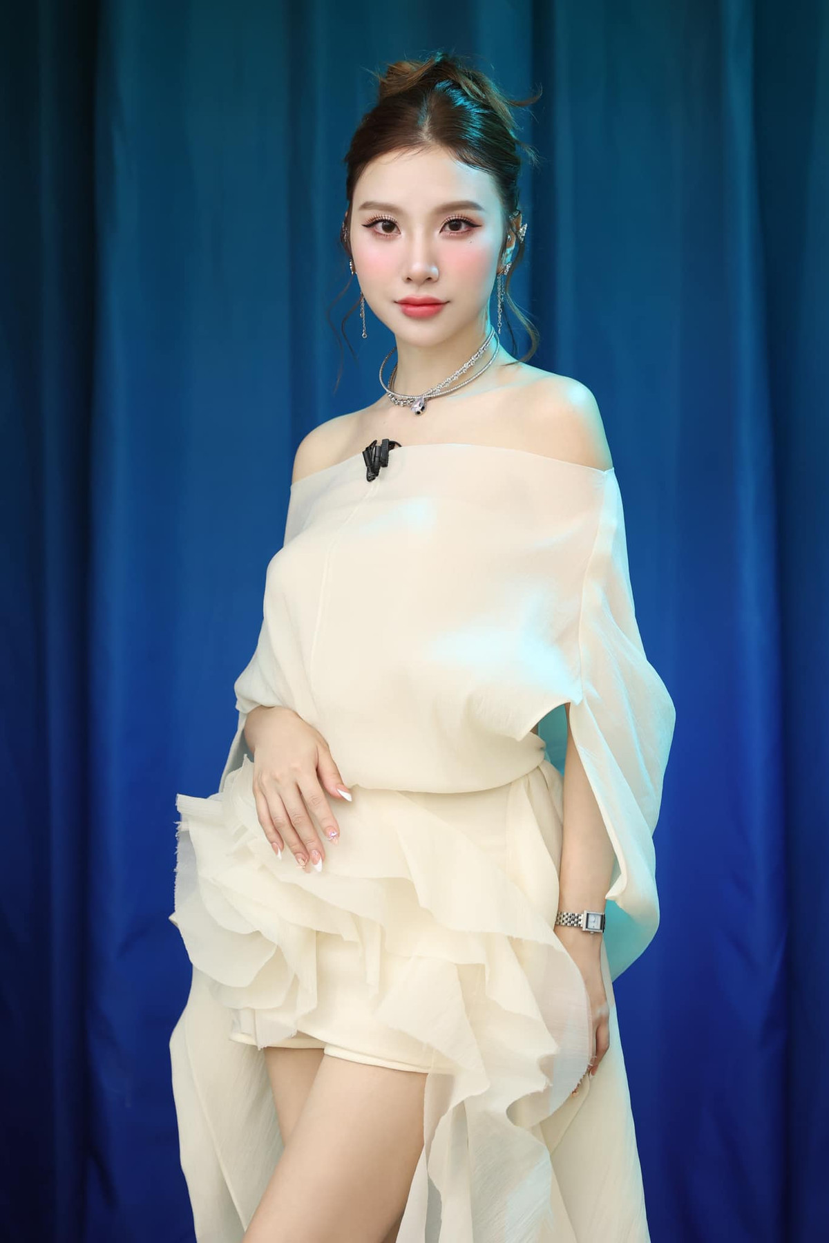 Ca sĩ Hạnh Sino diện váy bánh bèo, khoe vai trần gợi cảm tham gia tập 1 Chị đẹp đạp gió 2024. Ảnh: FB Nguyễn Mỹ Hạnh