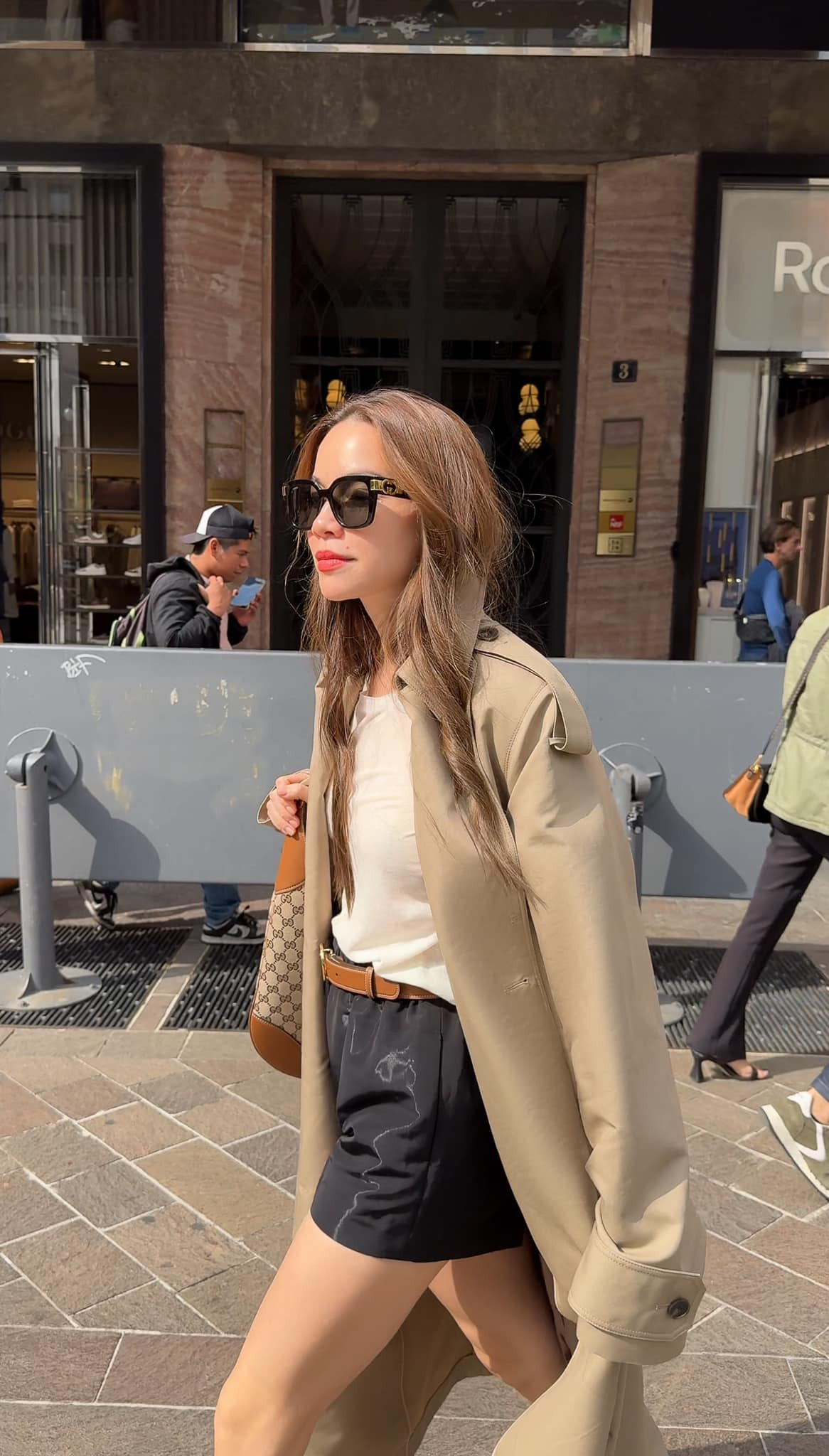 Hồ Ngọc Hà sang chảnh dạo bước ở trời Tây. Ảnh: FB Ho Ngoc Ha