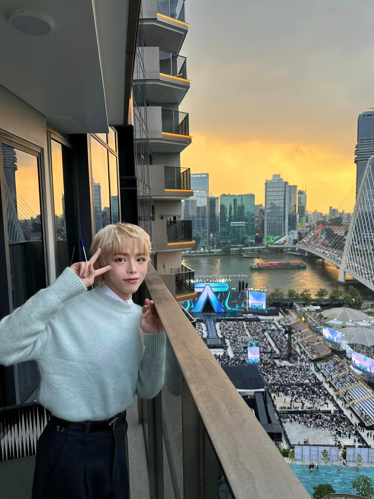 Đức Phúc tranh thủ chia sẻ khoảnh khắc trong hậu trường đầy vui nhộn. Ảnh: FB Đức Phúc