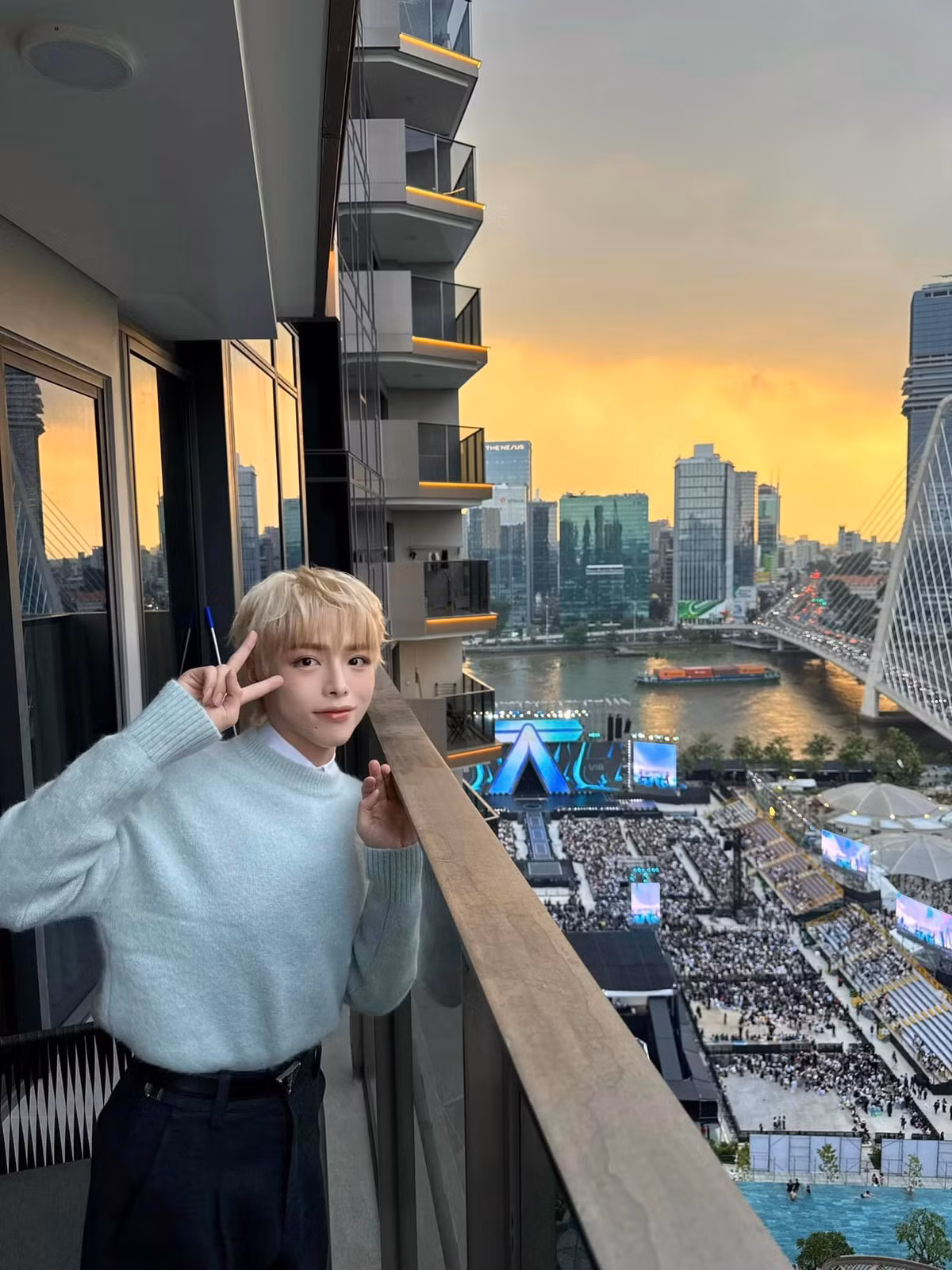 Đức Phúc tranh thủ chia sẻ khoảnh khắc trong hậu trường đầy vui nhộn. Ảnh: FB Đức Phúc