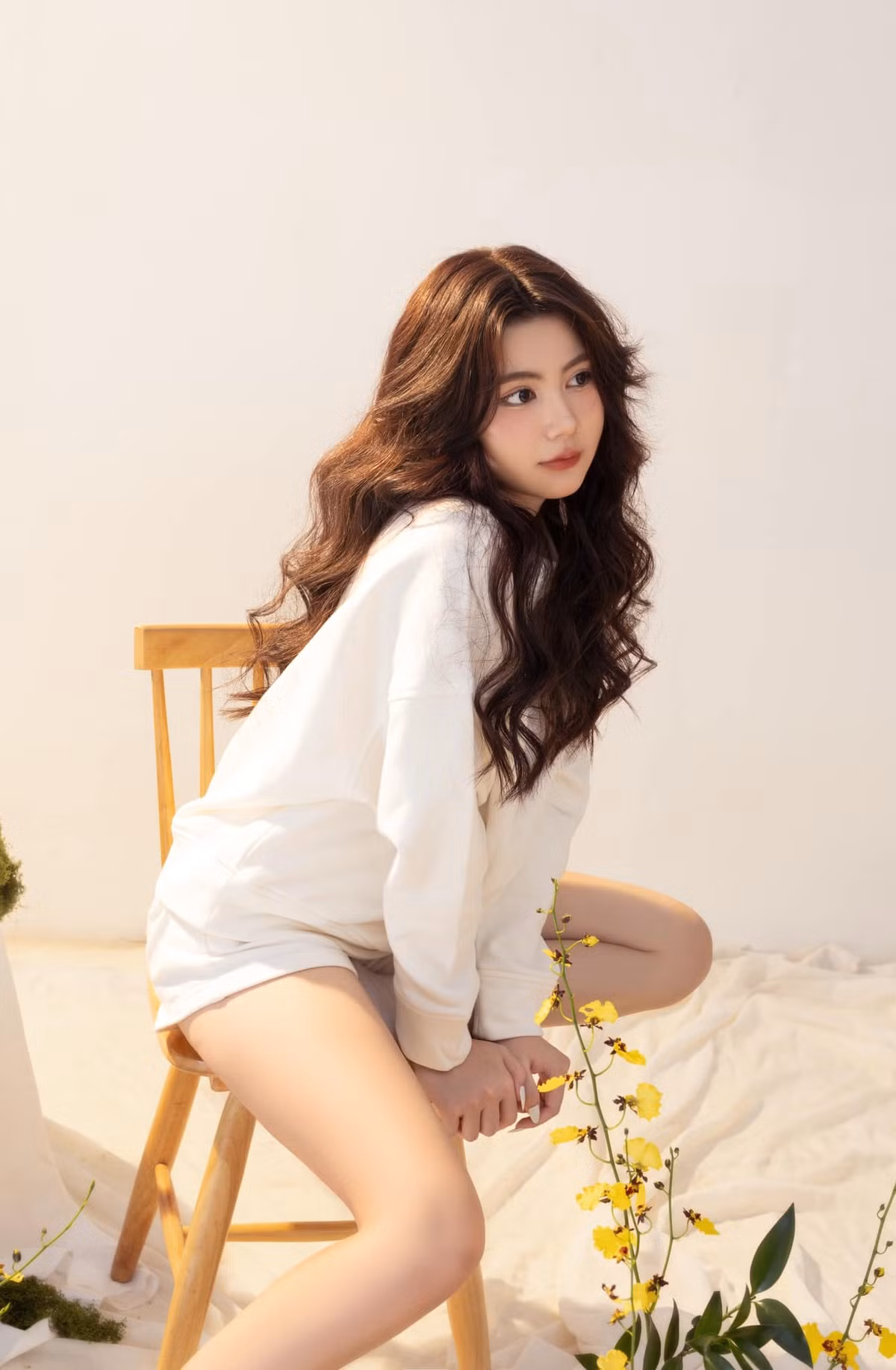 Cộng đồng mạng ấn tượng bởi đôi mắt to tròn cuốn hút và mái tóc uốn xoăn nhẹ của Hạt Dẻ.