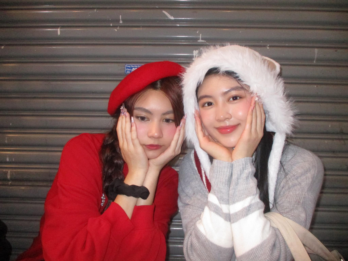 Hiện tại, cô theo học một trường quốc tế nổi tiếng tại TPHCM và sở hữu thành tích học tập ấn tượng. Ảnh: FBNV