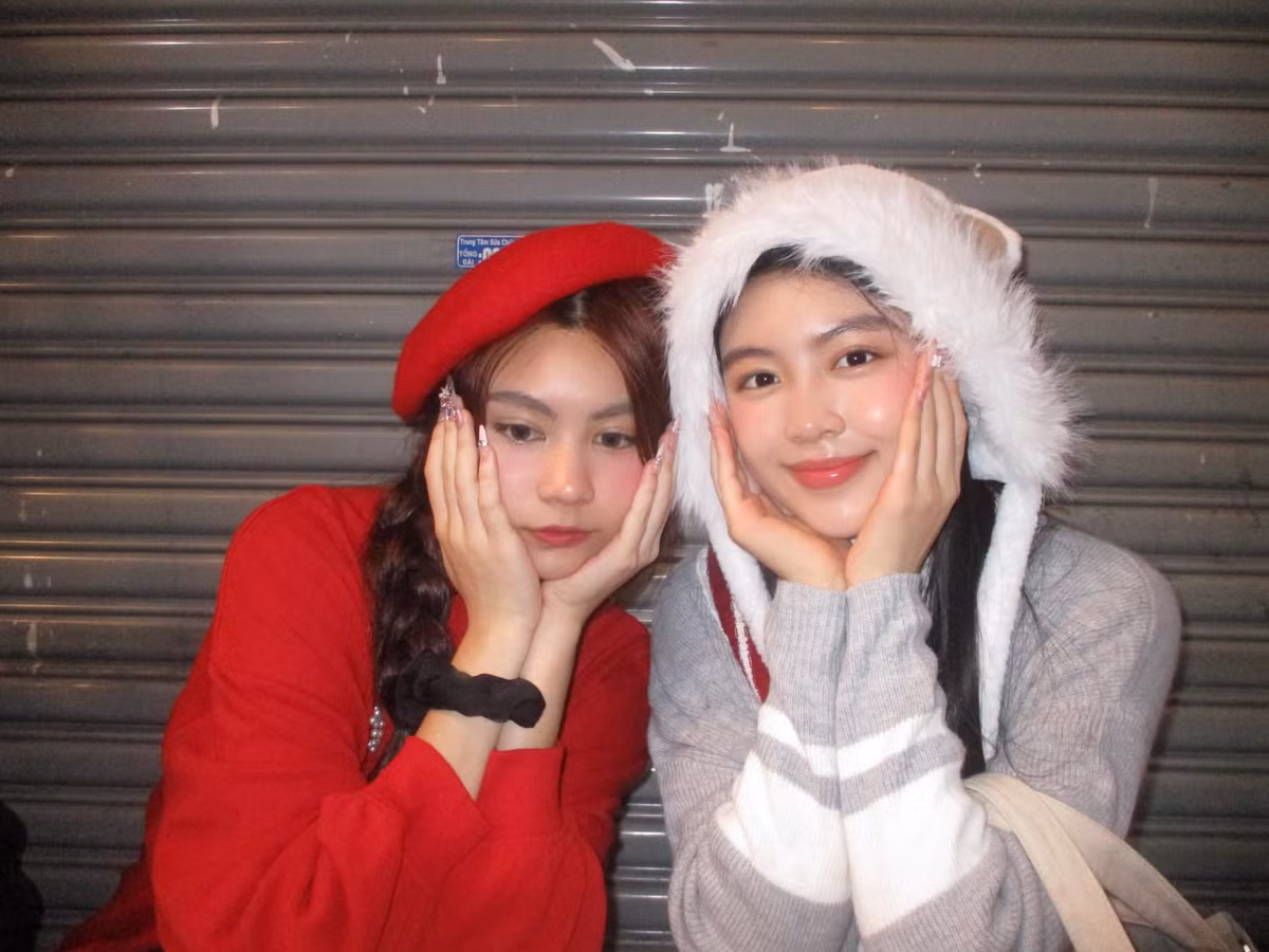 Hiện tại, cô theo học một trường quốc tế nổi tiếng tại TPHCM và sở hữu thành tích học tập ấn tượng. Ảnh: FBNV