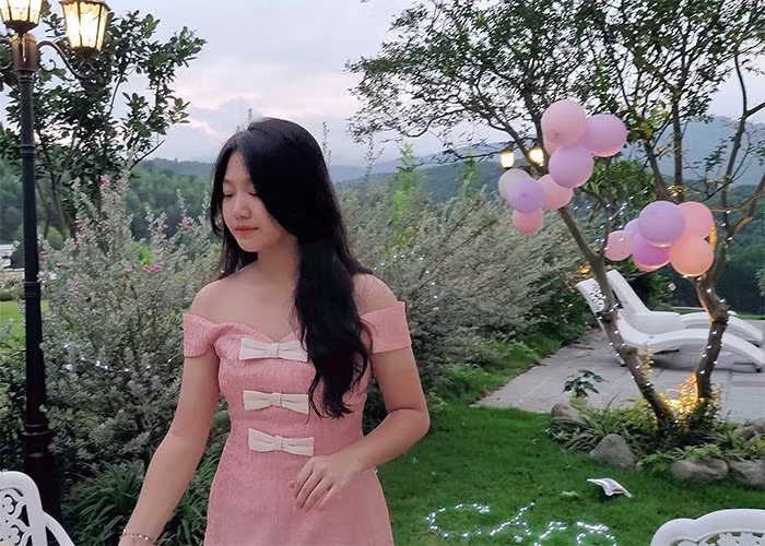 Bước sang tuổi 14, con gái Mạnh Trường cao lớn và ngày càng xinh xắn.