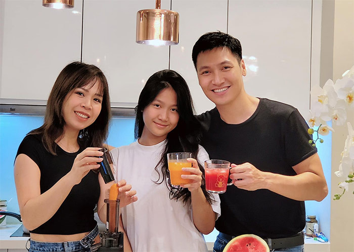 Vợ chồng Mạnh Trường để con phát triển tự nhiên và theo đuổi ước mơ của mình chứ không o ép con theo khuôn mẫu nào.