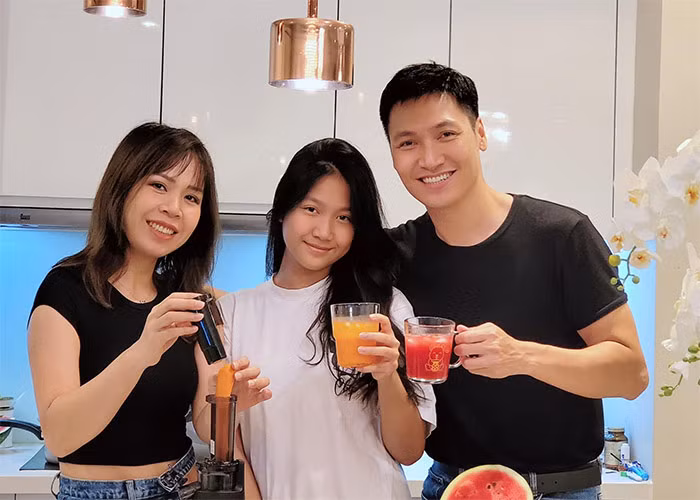 Vợ chồng Mạnh Trường để con phát triển tự nhiên và theo đuổi ước mơ của mình chứ không o ép con theo khuôn mẫu nào.
