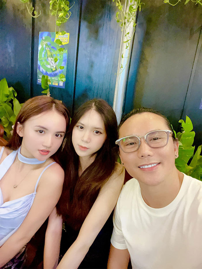 Tú Dưa cùng hai con gái chung của anh và Thúy Hiền.