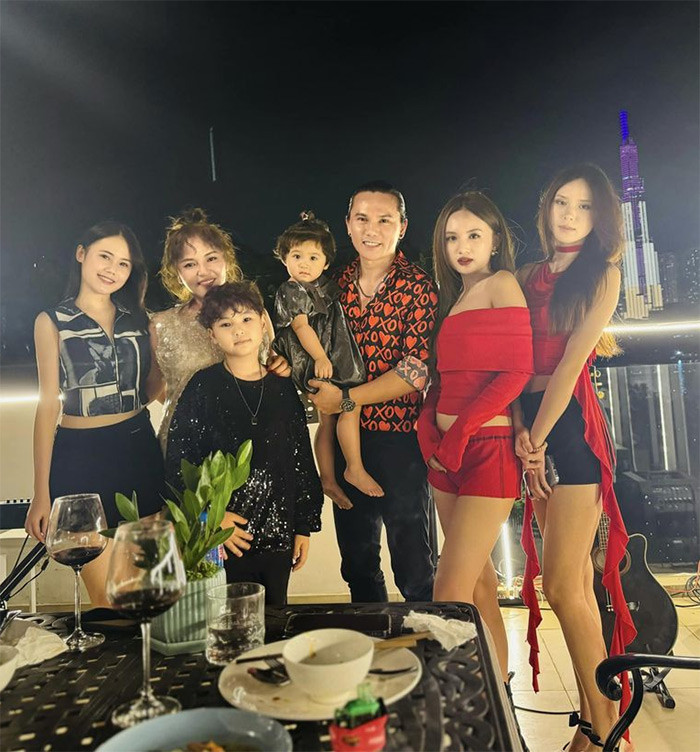 Tú Dưa chụp ảnh cùng vợ ba và 5 con.