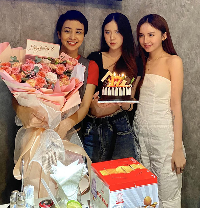 Hai con gái chung của Tú Dưa và Thúy Hiền thừa hưởng những nét đẹp của bố mẹ.