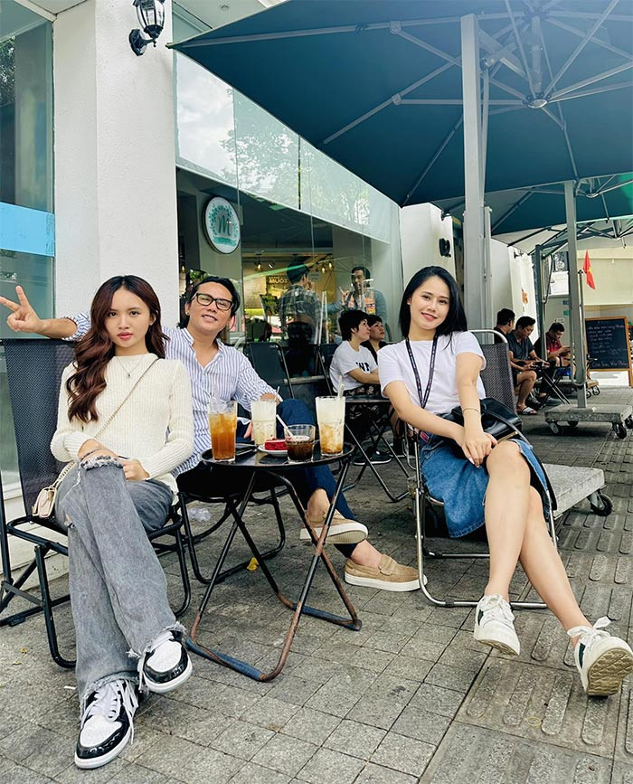 Trong số 5 người con, Linh Nhi (phải) là cô con gái mà Tú Dưa thấy yên tâm nhất vì cô có tính tự lập, ngoan ngoãn.