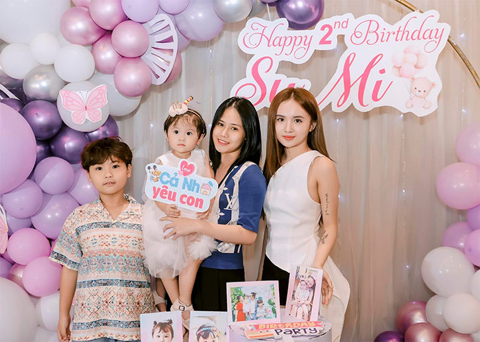 Từ phải qua trái: Ngân Hà, Linh Nhi (con gái lớn của Tú Dưa với mối tình đầu) cùng hai con một trai, một gái với người vợ thứ ba.